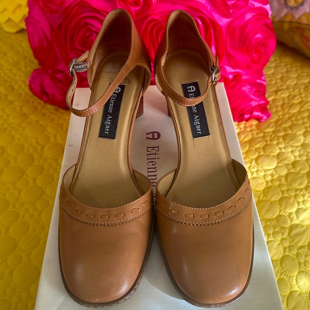 Etienne Aigner Avanti heels in camel.